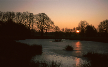 Sonnenaufgang im Winter vor dem Haus